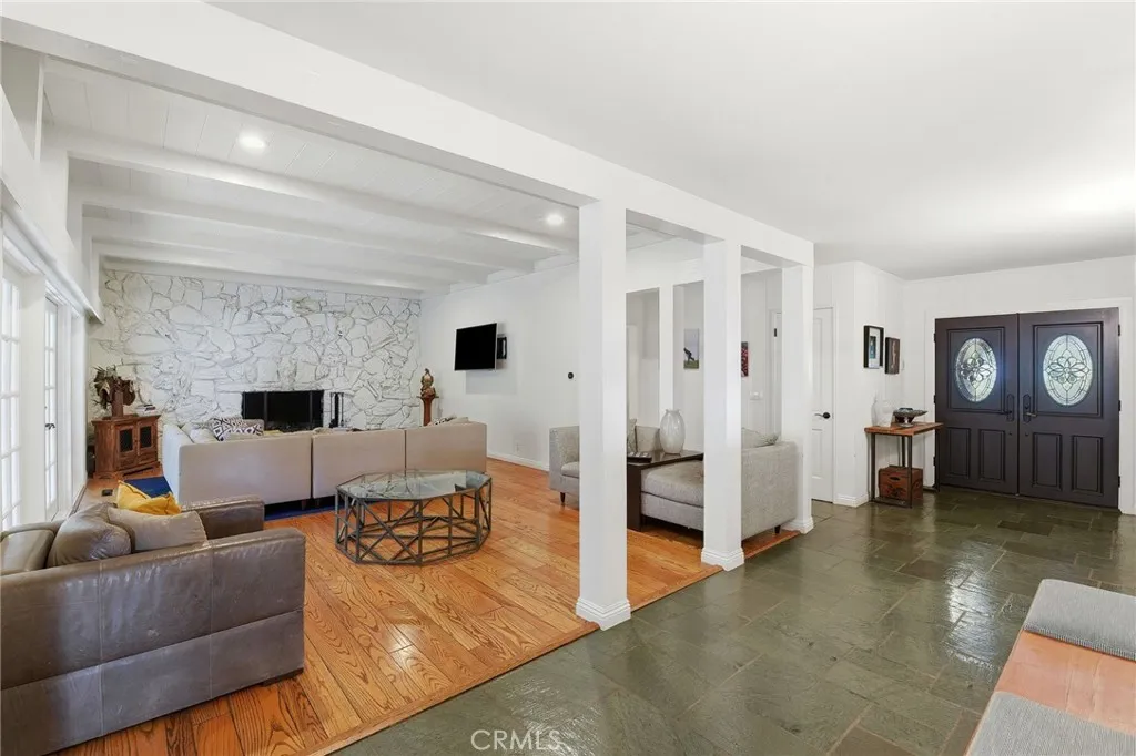 15936 Valley Wood Road, Sherman Oaks, California 91403 home-pic-4