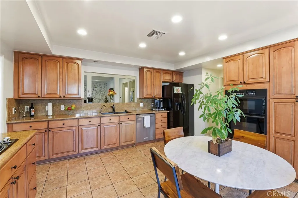15936 Valley Wood Road, Sherman Oaks, California 91403 home-pic-9