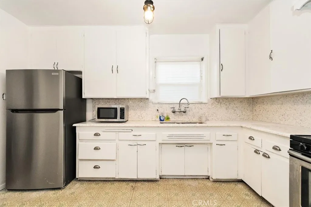 14248 Friar St, Van Nuys, California 91401 home-pic-11