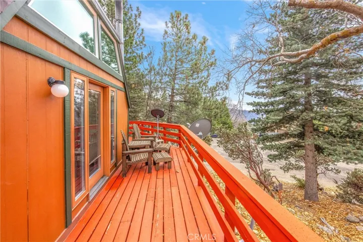 Beautiful warp around porch