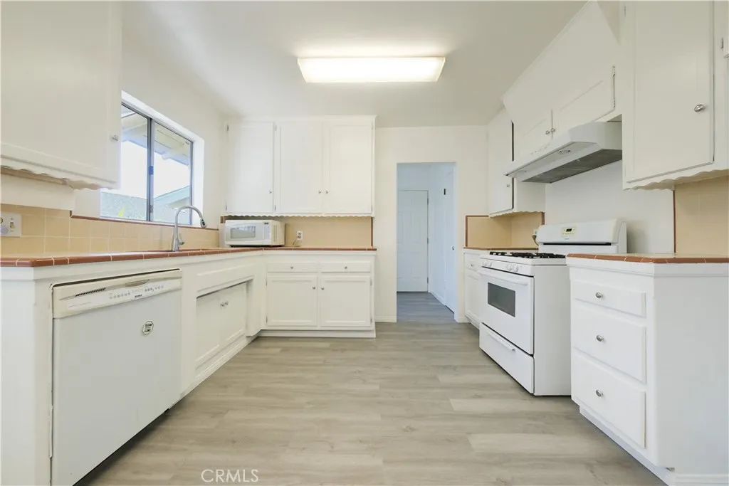 419 W Martinshire, Carson, California 90745 home-pic-5