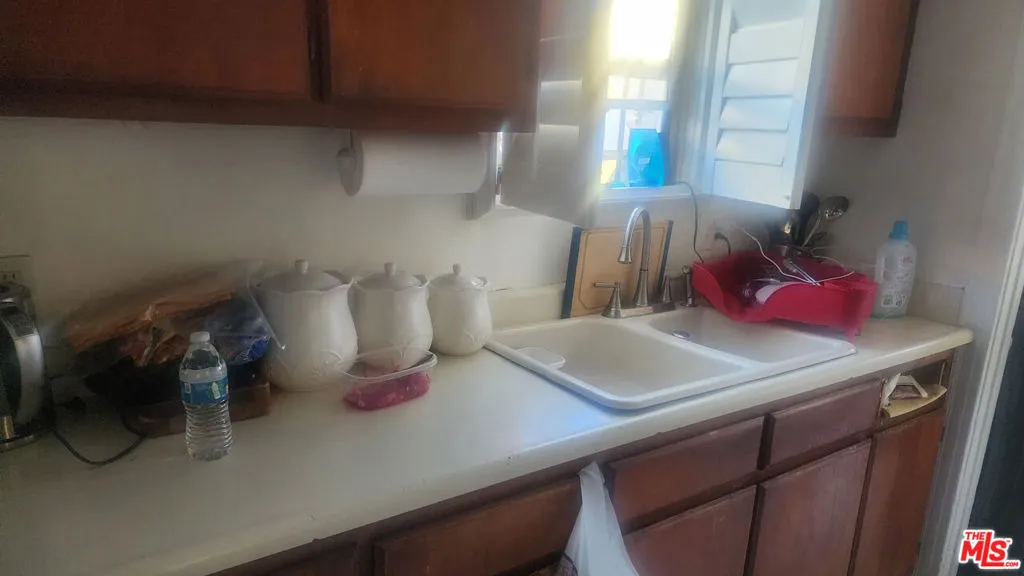 742 E 84th Place, Los Angeles, California 90001 home-pic-4