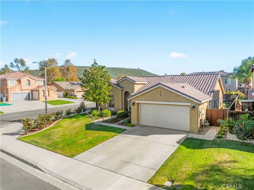 32816 Autumn Wood Cir, Lake Elsinore, California 92530 home-pic-5