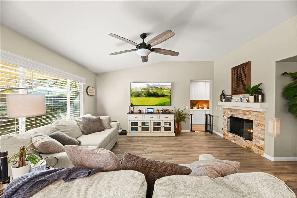 32816 Autumn Wood Cir, Lake Elsinore, California 92530 home-pic-14