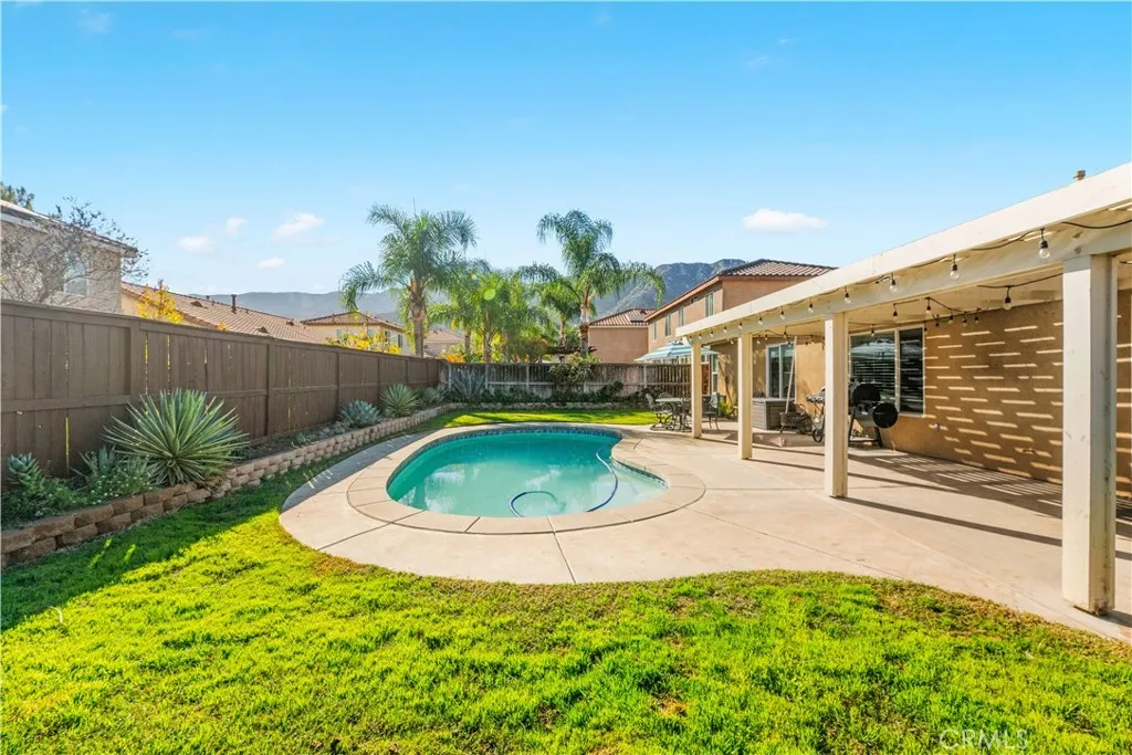 32816 Autumn Wood Cir, Lake Elsinore, California 92530 home-pic-37