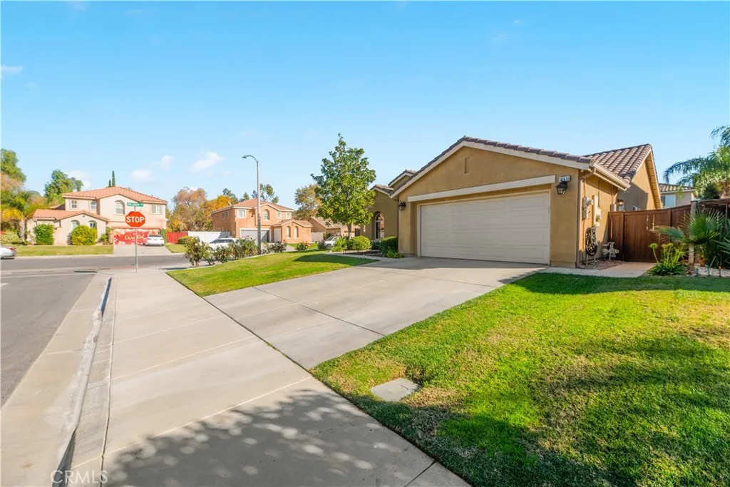 32816 Autumn Wood Cir, Lake Elsinore, California 92530 home-pic-2