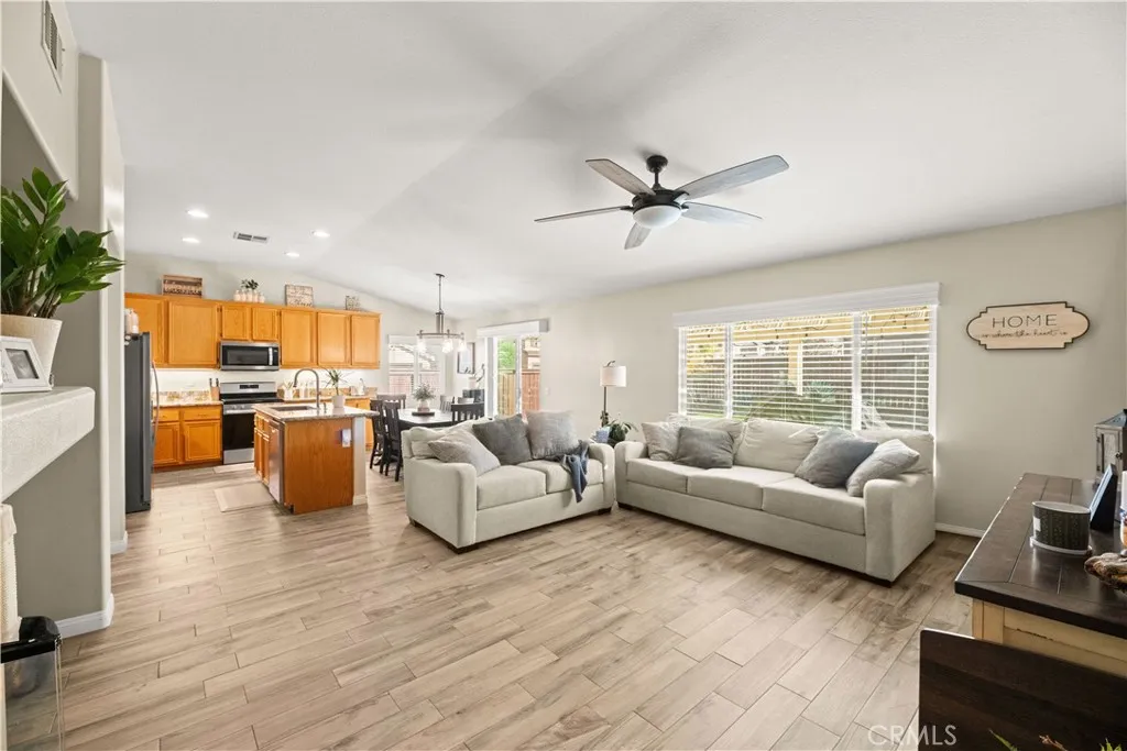 32816 Autumn Wood Cir, Lake Elsinore, California 92530 home-pic-15