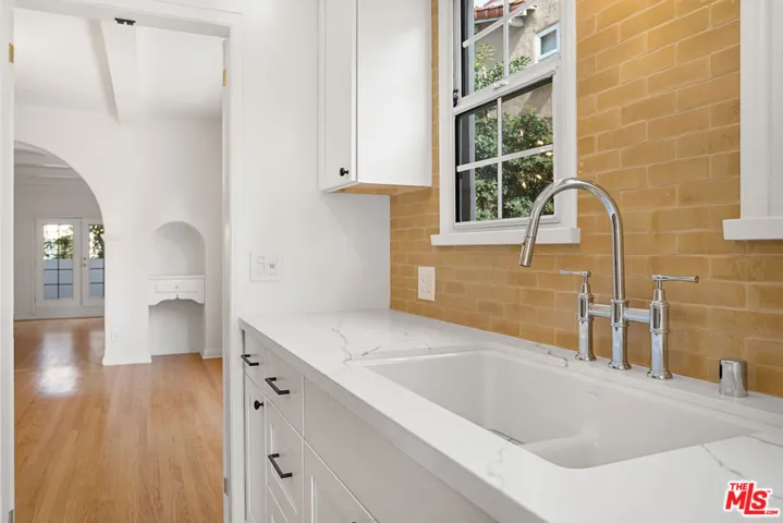 7972 Blackburn Avenue, Los Angeles, California 90048