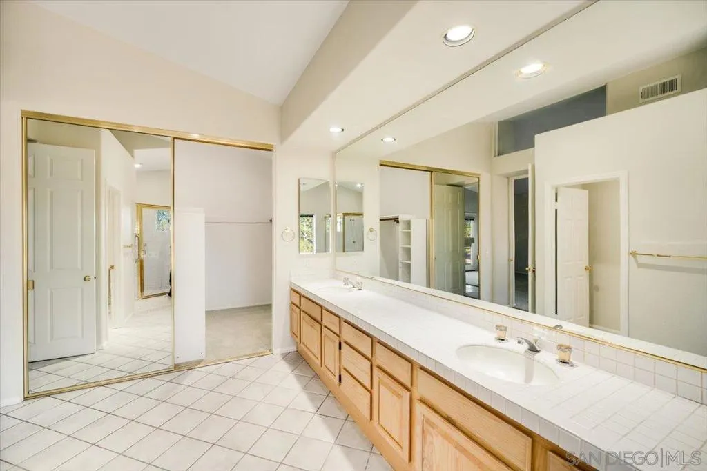 1561 Greenridge Drive, Vista, California 92081 home-pic-30