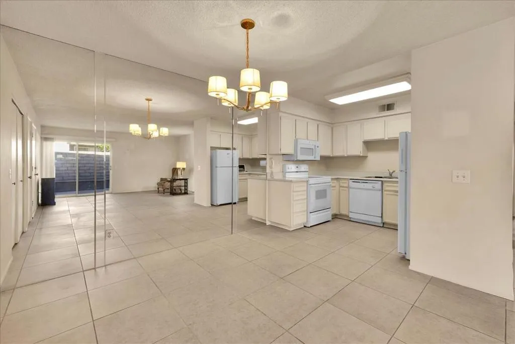 3081 Sunflower Circle W, Palm Springs, California 92262 home-pic-11