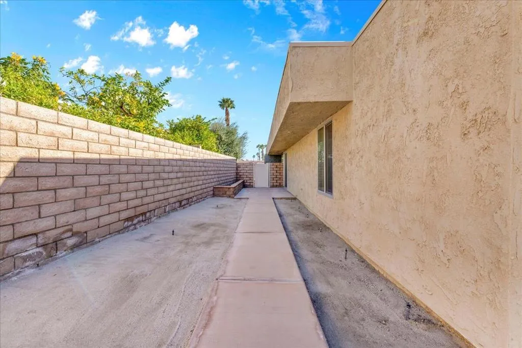 3081 Sunflower Circle W, Palm Springs, California 92262 home-pic-32