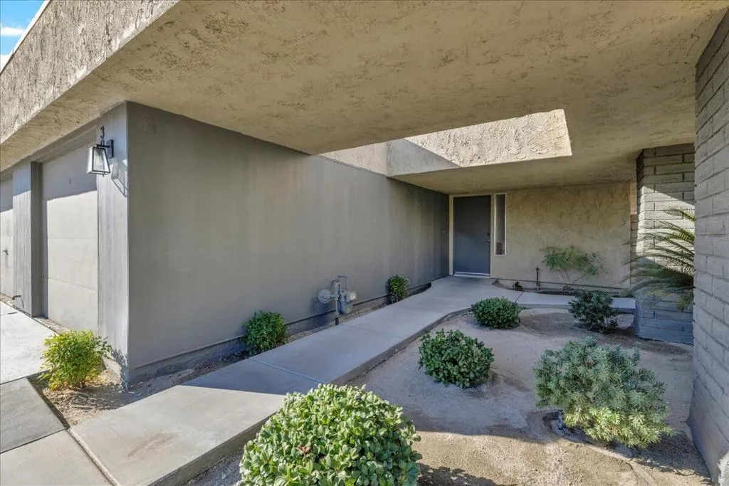 3081 Sunflower Circle W, Palm Springs, California 92262 home-pic-0