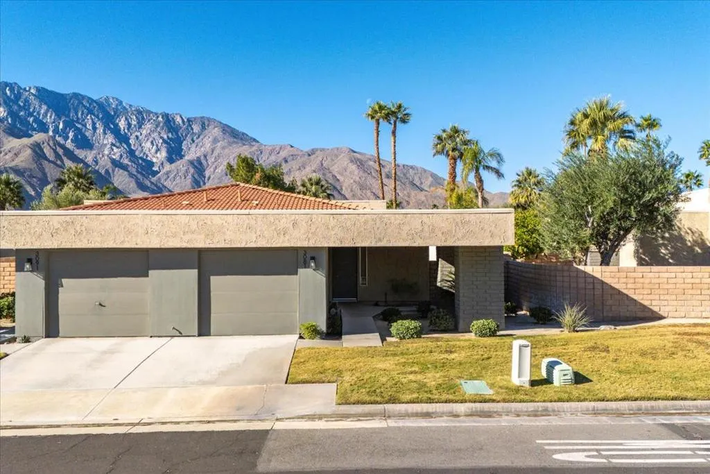 3081 Sunflower Circle W, Palm Springs, California 92262 home-pic-1
