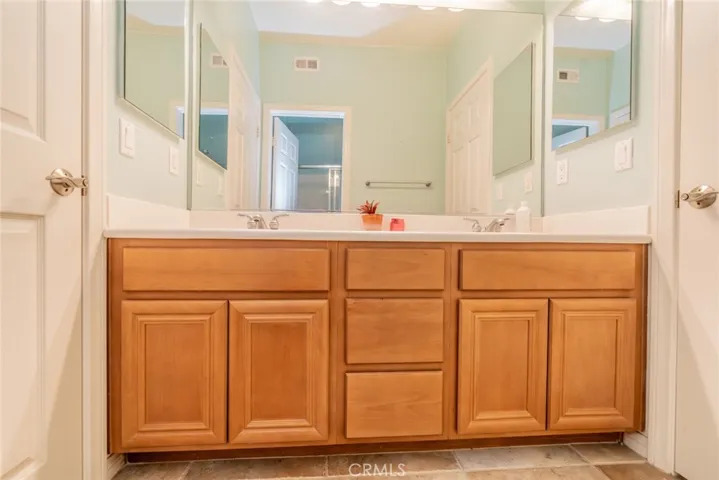 Jack-and-Jill bathroom connecting roms 2 and 3