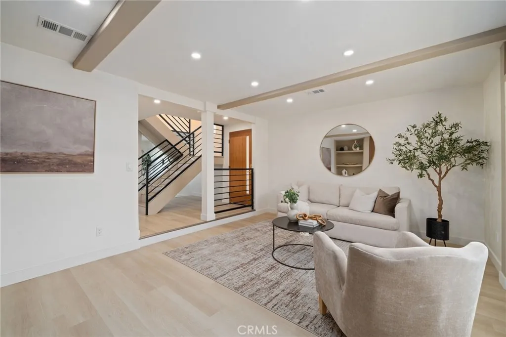 332 Flint Avenue, Long Beach, California 90814 home-pic-2