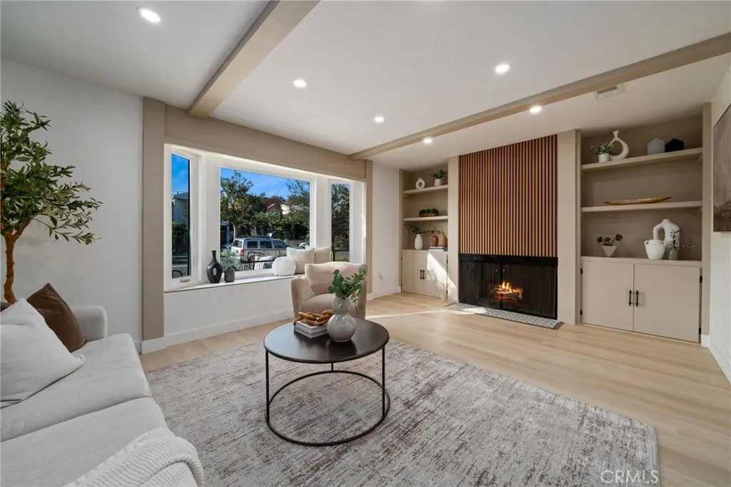 332 Flint Avenue, Long Beach, California 90814 home-pic-1