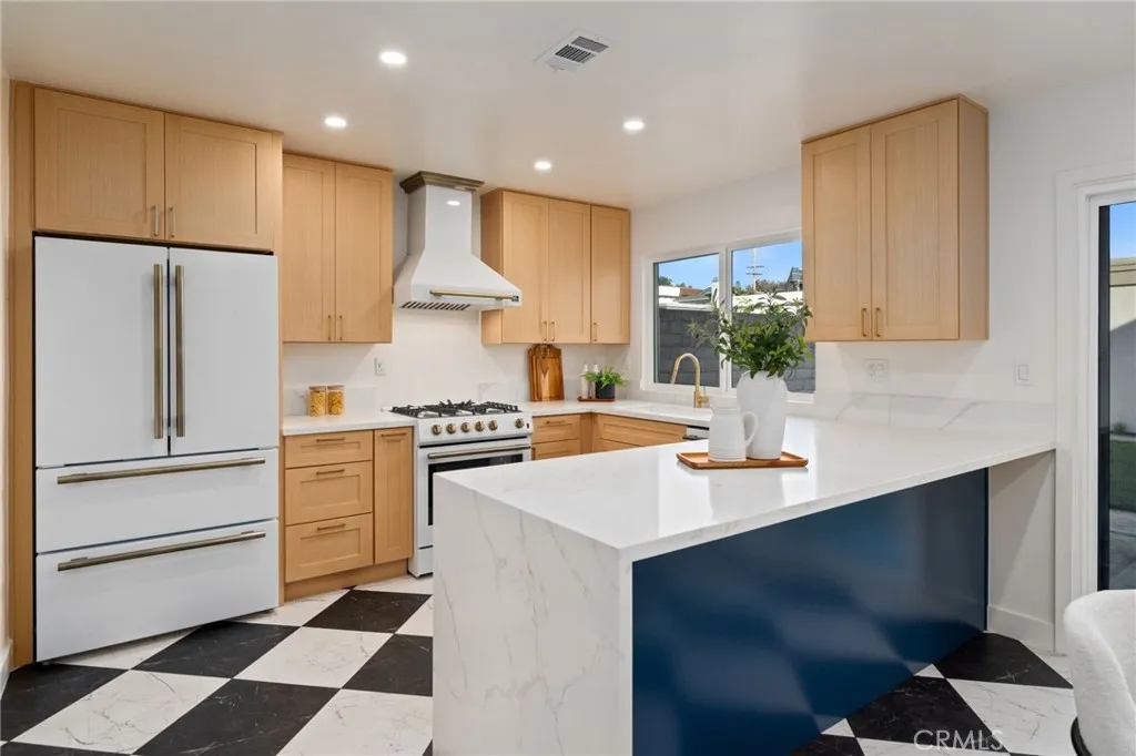332 Flint Avenue, Long Beach, California 90814 home-pic-3