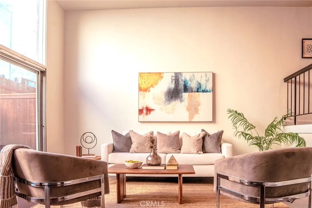 14144 Burbank Boulevard 2, Sherman Oaks, California 91401 home-pic-1