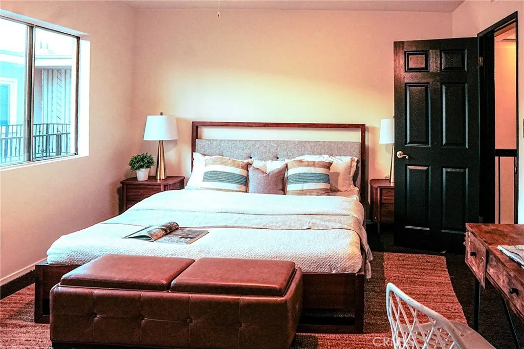 14144 Burbank Boulevard 2, Sherman Oaks, California 91401 home-pic-13