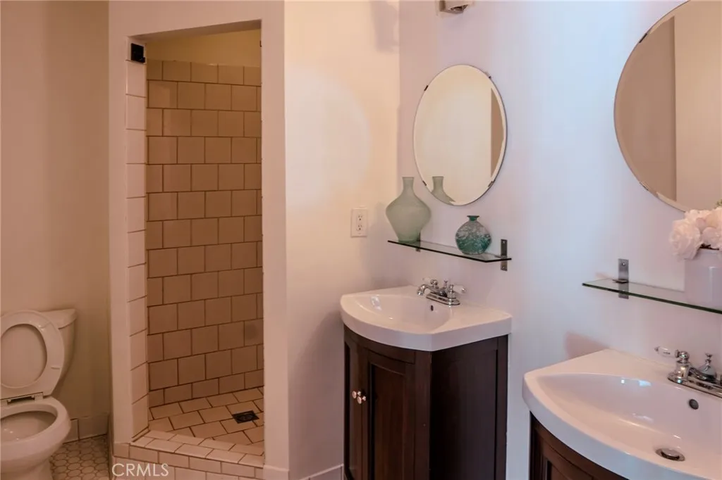 14144 Burbank Boulevard 2, Sherman Oaks, California 91401 home-pic-14