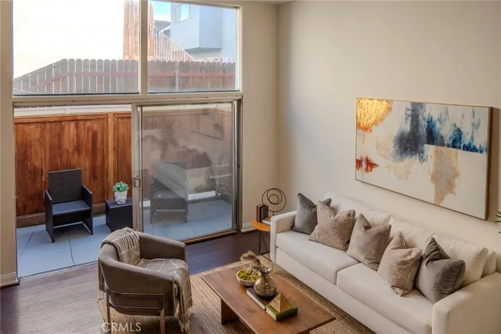 14144 Burbank Boulevard 2, Sherman Oaks, California 91401 home-pic-2