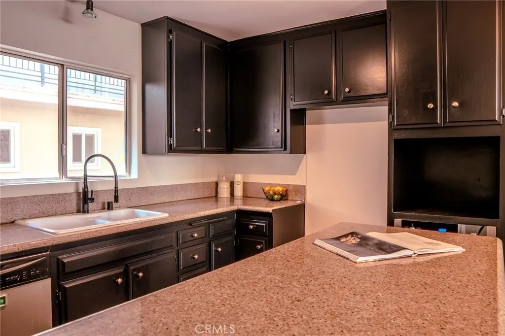 14144 Burbank Boulevard 2, Sherman Oaks, California 91401 home-pic-7
