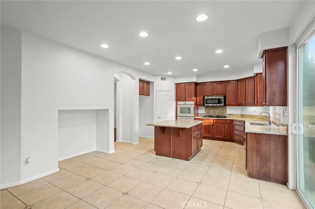 12 Via De La Valle, Lake Elsinore, California 92532 home-pic-10