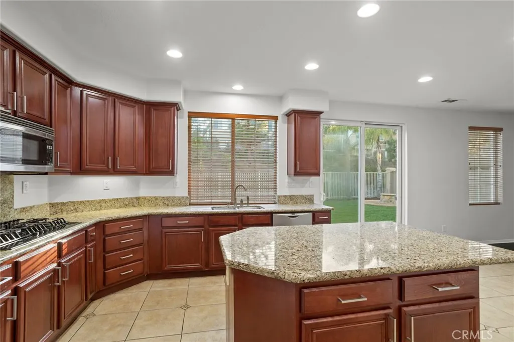 12 Via De La Valle, Lake Elsinore, California 92532 home-pic-12