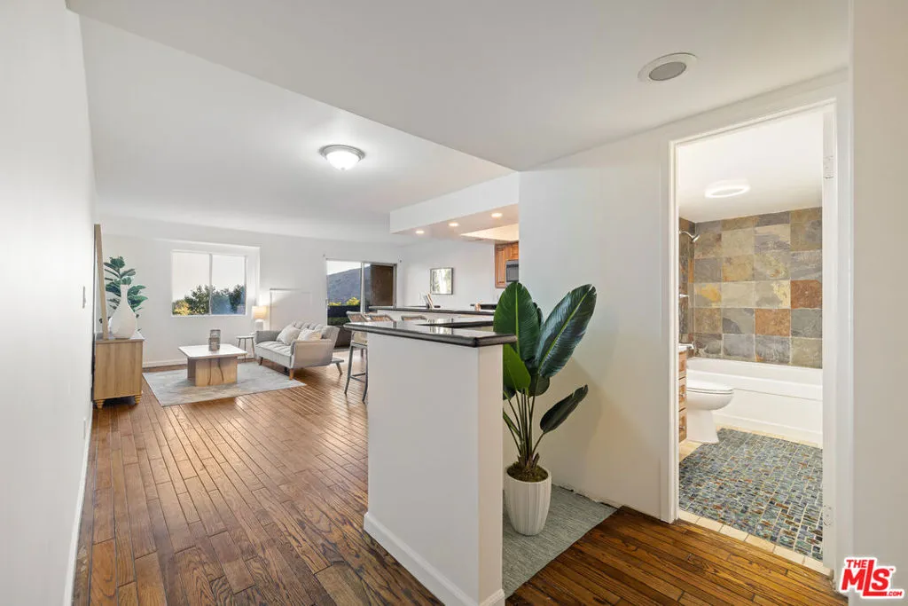 2700 Cahuenga Boulevard 3108, Los Angeles, California 90068 home-pic-3