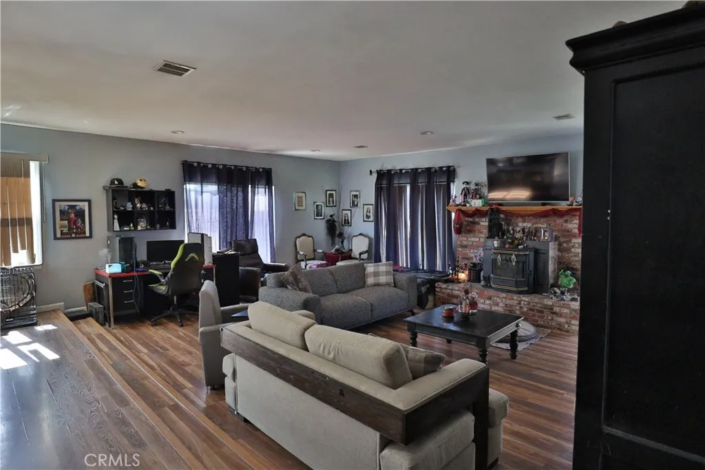 830 W Avenue J4, Lancaster, California 93534 home-pic-3