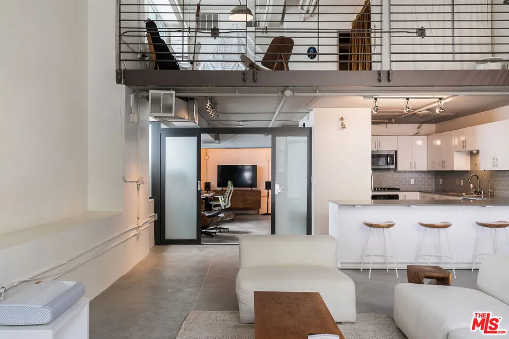 1130 S Flower Street 103, Los Angeles, California 90015 home-pic-2