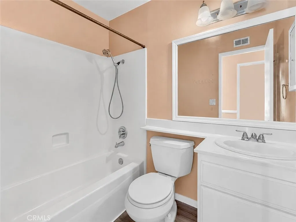 Hall bathroom with shower/tub
