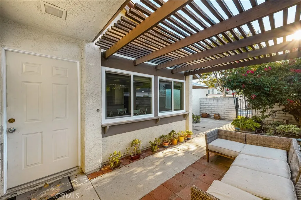 5573 E Vista Del Rio, Anaheim, California 92807 home-pic-4
