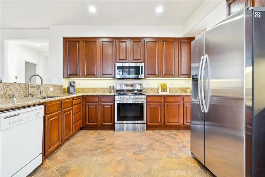 22939 Raintree, Saugus, California 91390 home-pic-11