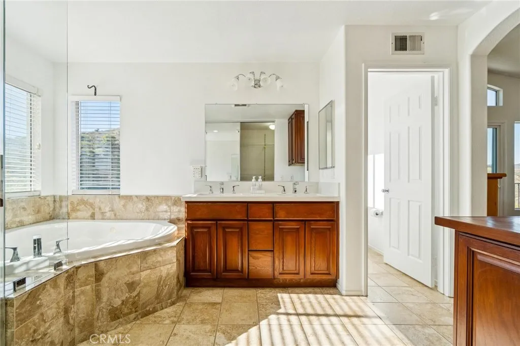 22939 Raintree, Saugus, California 91390 home-pic-22