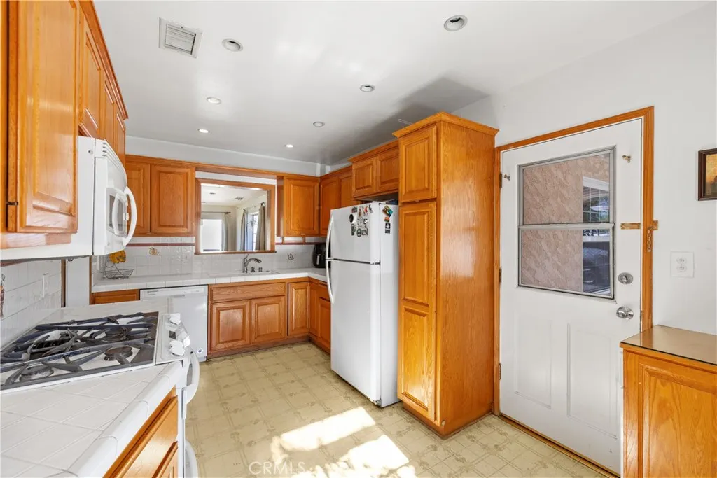 17419 Leadwell, Lake Balboa, California 91406 home-pic-7