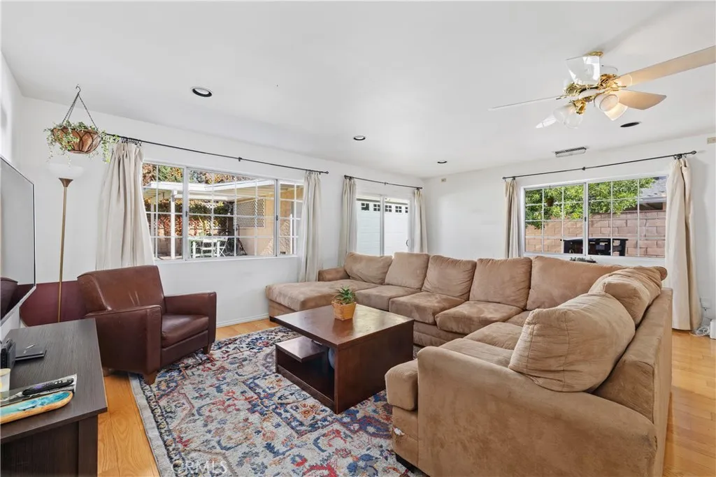 17419 Leadwell, Lake Balboa, California 91406 home-pic-2