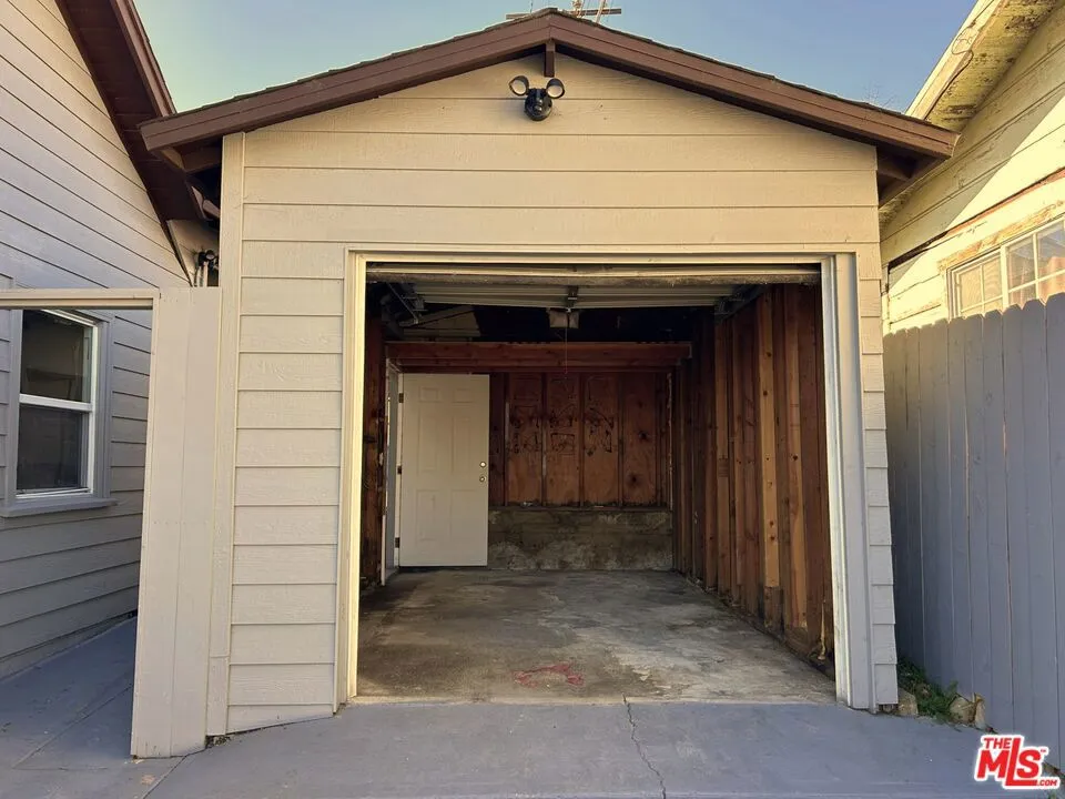 1109 N Chester Avenue, Inglewood, California 90302 home-pic-17