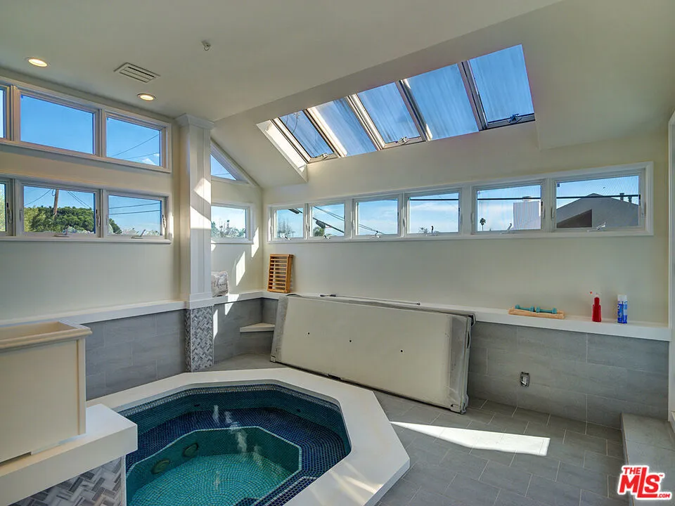 7800 Veragua Drive, Playa Del Rey, California 90293 home-pic-11