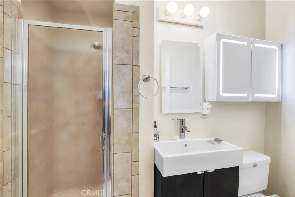 Jack and jill bathroom
