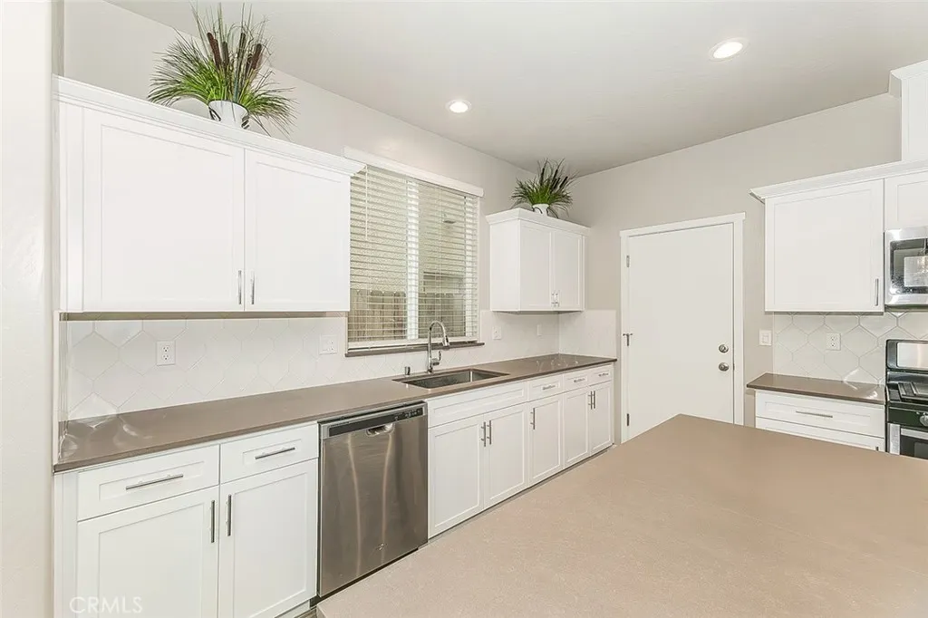 4085 N Sandrini, Fresno, California 93723 home-pic-12