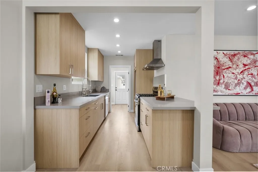 6820 Jellico Avenue, Van Nuys, California 91406 home-pic-11