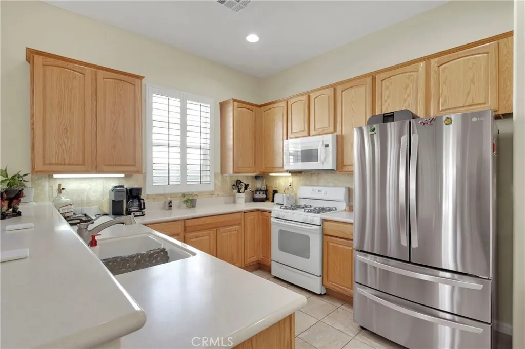 11166 Avonlea, Apple Valley, California 92308 home-pic-2