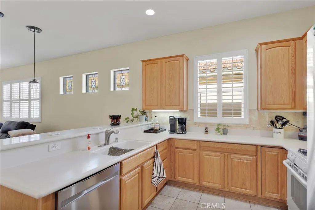 11166 Avonlea, Apple Valley, California 92308 home-pic-10