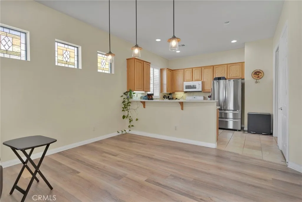 11166 Avonlea, Apple Valley, California 92308 home-pic-8