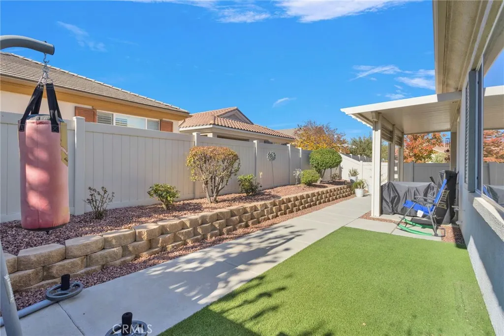 11166 Avonlea, Apple Valley, California 92308 home-pic-27