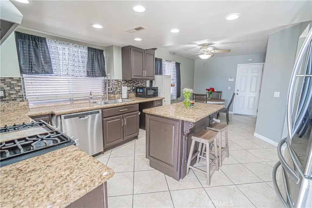 28076 Wildwind Drive, Canyon Country, California 91351 home-pic-10