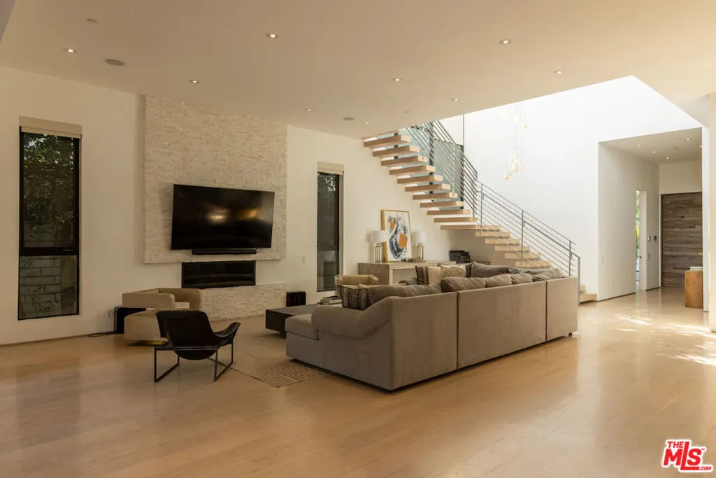 132 N Laurel Avenue, Los Angeles, California 90048 home-pic-9