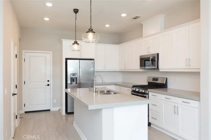 Kitchen with quartz countertop