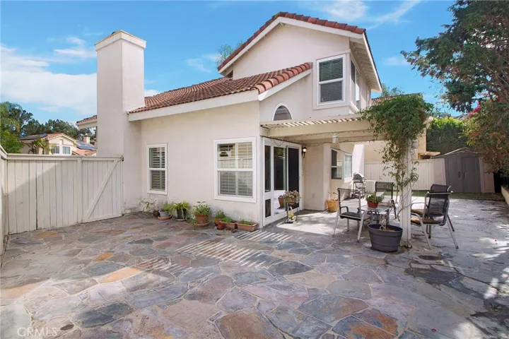 spacious backyard with flagstone and covered patio